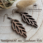 Bild von Handgemachte Holz Ohrringe im schönen Blätter-Stil aus Nussbaum - Holz, mit bronzefarbigen, nickelfreien Ohrhaken