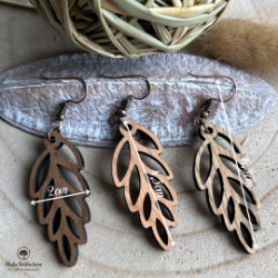 Bild von Handgemachte Holz Ohrringe im schönen Blätter-Stil aus Nussbaum - Holz, mit bronzefarbigen, nickelfreien Ohrhaken