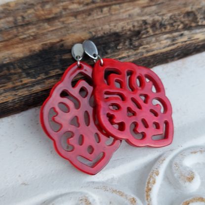 Bild von Ornament-Ohrringe aus Resin - cherry red