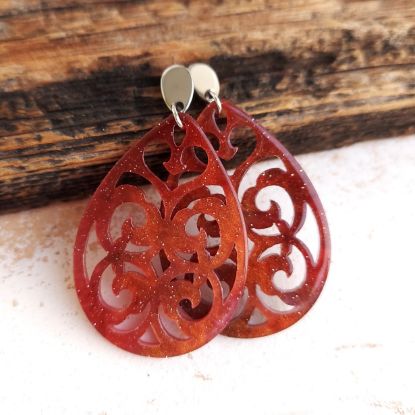 Picture of Ornament-Ohrstecker - Tropfenform aus Resin - mixed red pink