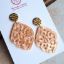 Bild von Ornament-Ohrstecker - Rhombusform - peach beige - Stecker rund goldfarbig